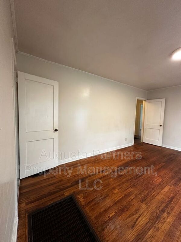Building Photo - 3224 York Dr