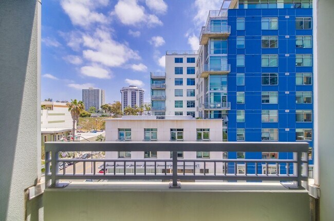 Building Photo - Modern 2 bed / 2 bath Condo in Little Ital...