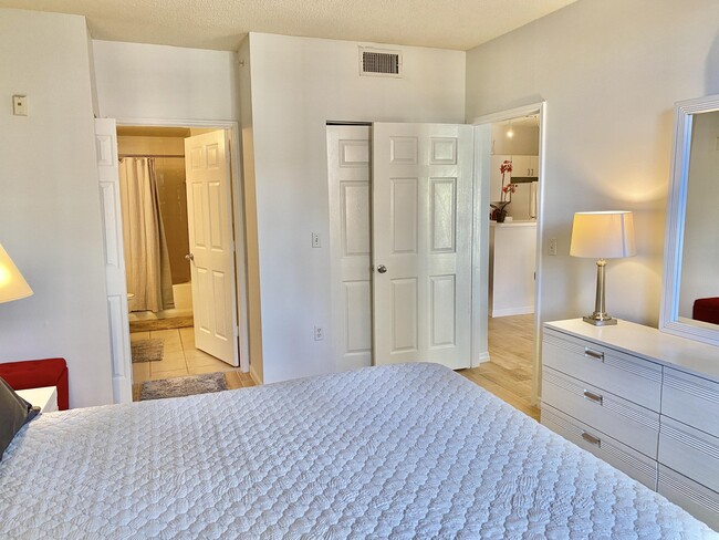 Building Photo - 720 S Sapodilla Ave