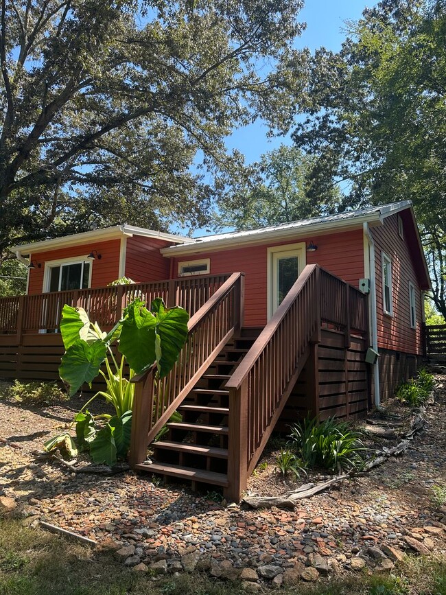 Building Photo - 2 bedroom / 2 bathroom East side Cottage