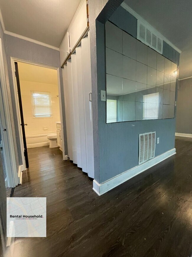 Building Photo - 2-Bedroom Ranch Move-In Ready!!