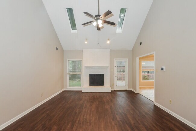 Building Photo - 1960 Maple Creek Dr