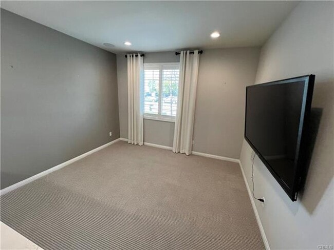 Building Photo - Welcome to this exceptional single-story 4-bedroom, 4-bathroom home!