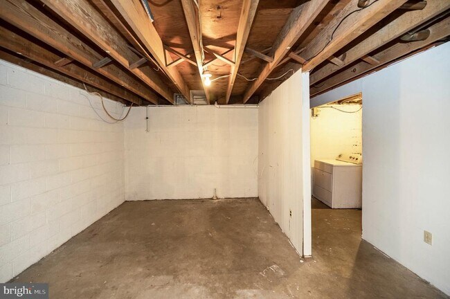 Building Photo - 455 Ridgemore St