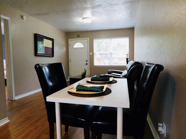 Building Photo - 2/1 - Pet Friendly Near TSU