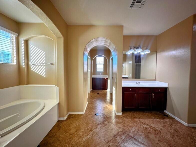 Building Photo - 4717 W Sweet Iron Pass