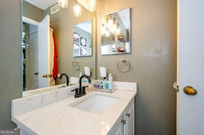 Building Photo - 5157 Roswell Rd