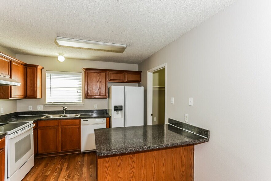 Building Photo - 617 Sawyer Dr