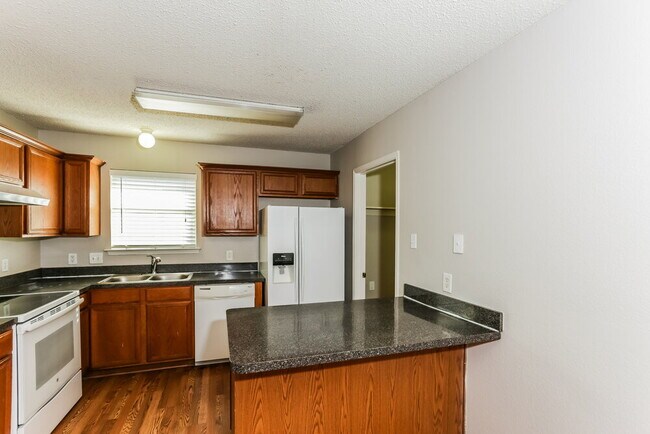 Building Photo - 617 Sawyer Dr