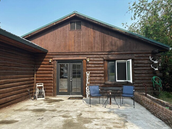 Building Photo - 3 Bed/2 Bath/2 Car Garage/Dogs Allowed