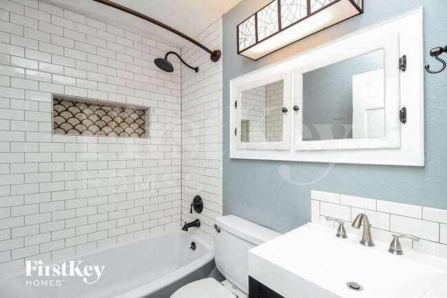 Building Photo - 705 NE Shady Ln Dr