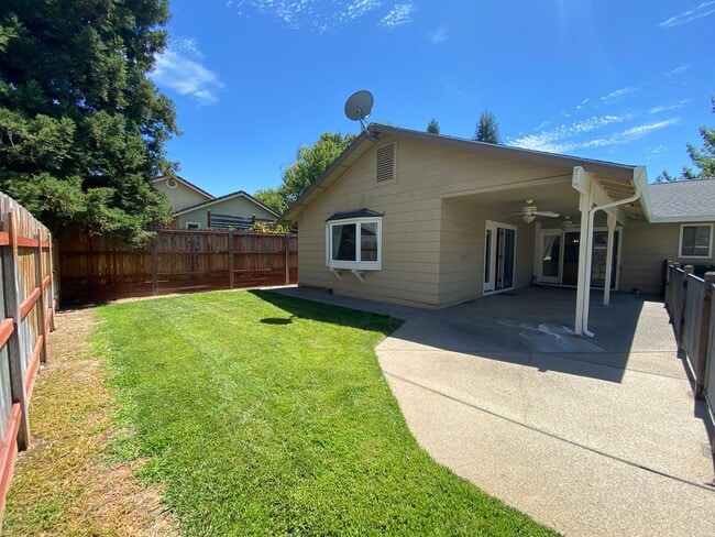 Building Photo - Beautiful Home with a Pool