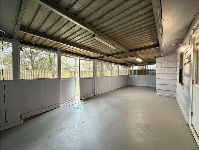 Building Photo - 403 Oak Dr