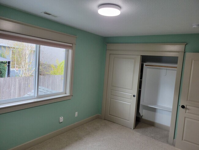 Building Photo - Immaculate 5 Bedroom West Salem Home With a View