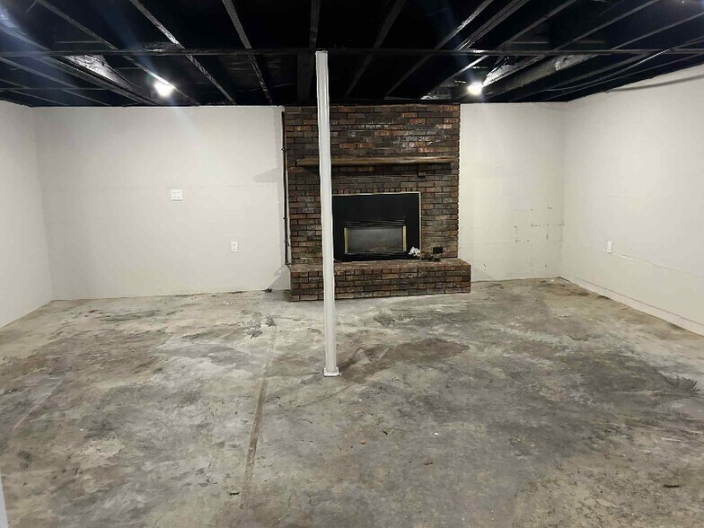 Building Photo - 304 Greenview Dr