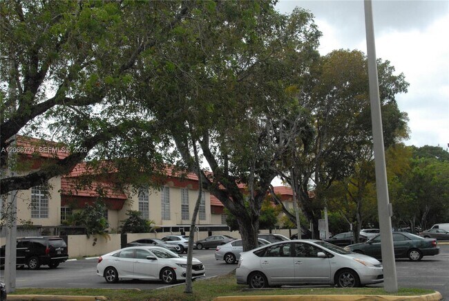 Building Photo - 10907 N Kendall Dr