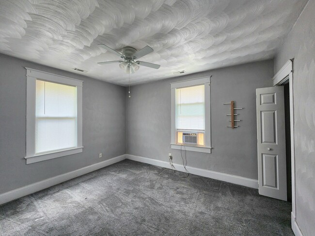 Building Photo - 3605 Killam Ave
