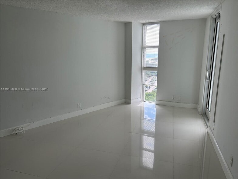 Building Photo - 100 Bayview Dr