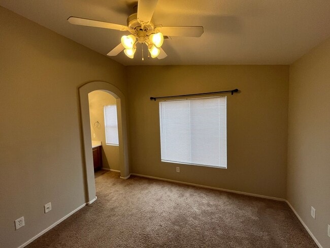 Building Photo - Beautiful Henderson 2 Bedroom Townhouse!
