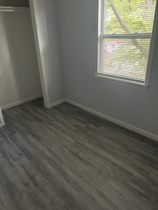 Building Photo - Sharpe 4unit condo