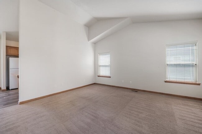 Building Photo - 3 bed 2 bath Crown Pointe Neighborhood wit...