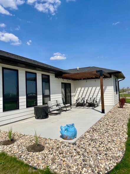 Building Photo - 328 E Blue Bell Dr