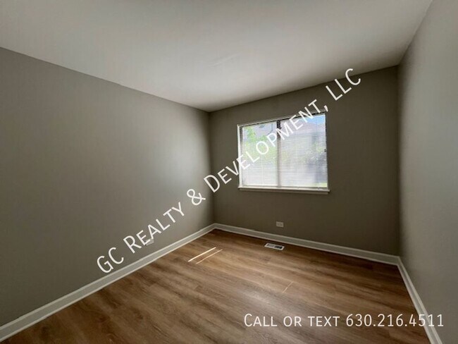 Building Photo - 403 Pinetree Ln