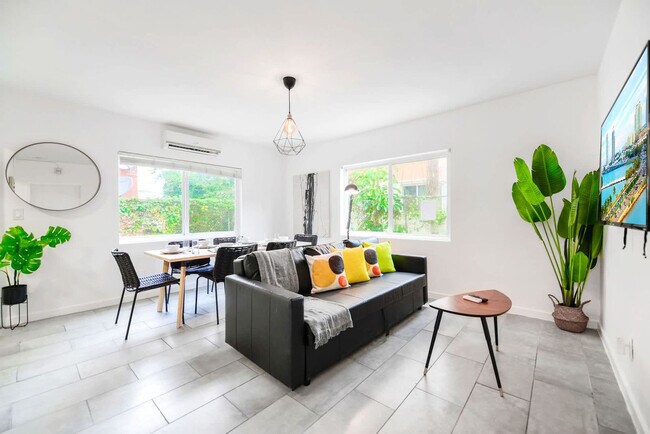 Primary Photo - 515 NE 82nd St