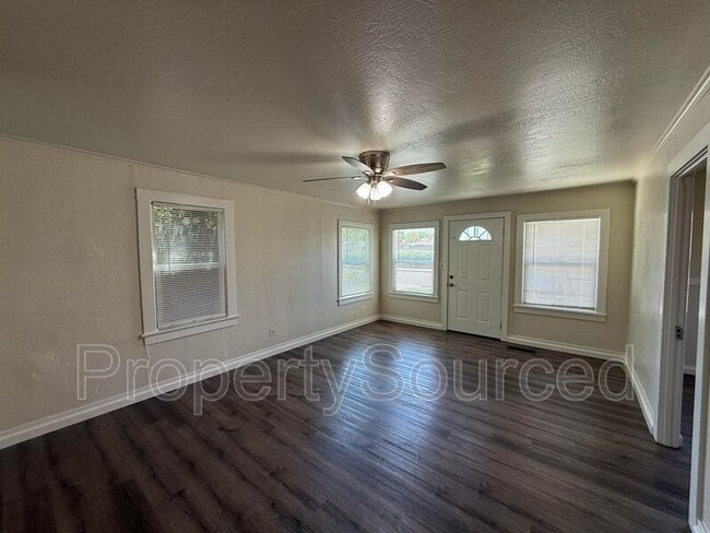 Building Photo - 208 N Acacia Ave