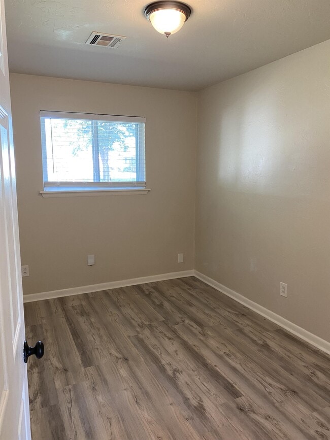 Building Photo - 205 S Bristow Ave