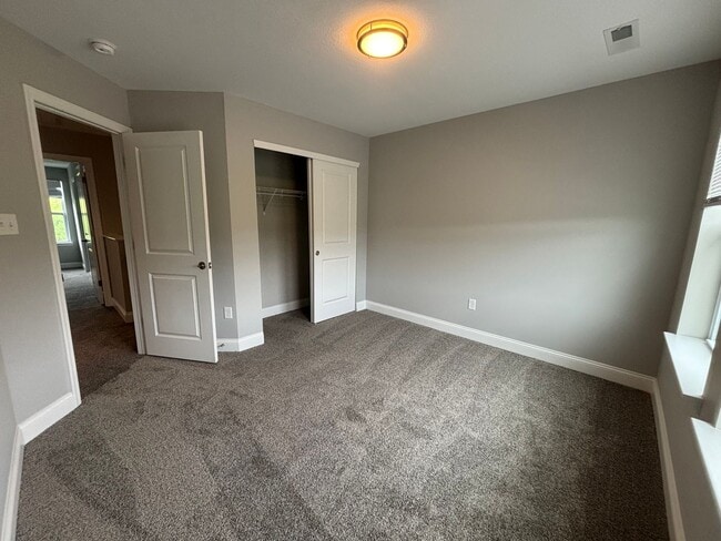 Building Photo - Beautiful Townhome in Washington! - 3 Bedroom