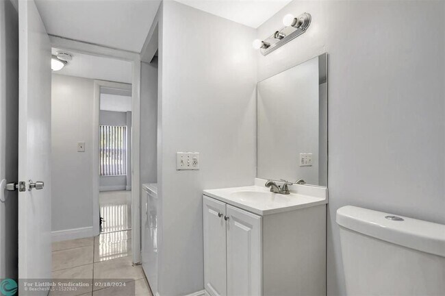 Building Photo - 4156 Inverrary Dr