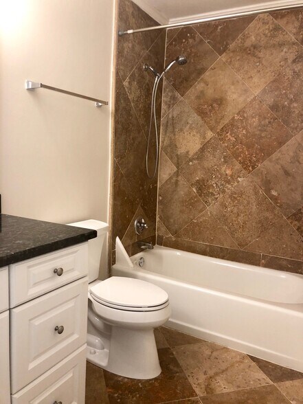 Master Shower Tub with Rod/Curtain - 25116 Plantation Dr NE