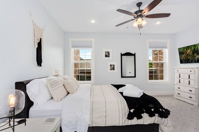 Building Photo - 319 NW A St