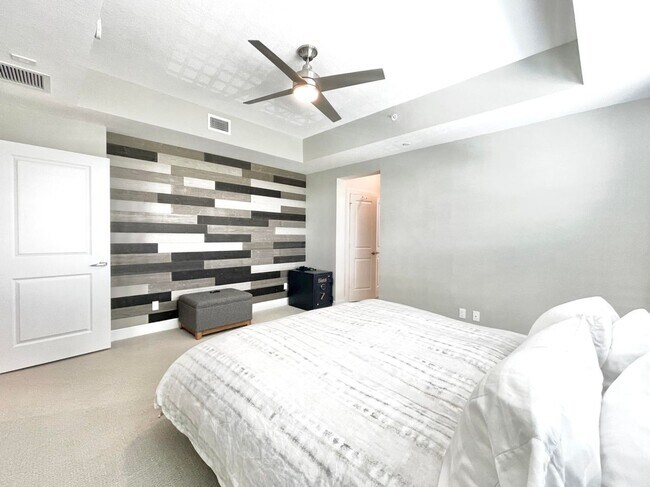 Building Photo - 1044 Bay Colony Dr S