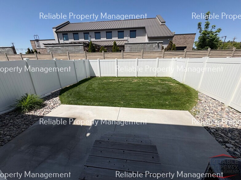 Building Photo - 1042 Villa Vista Dr