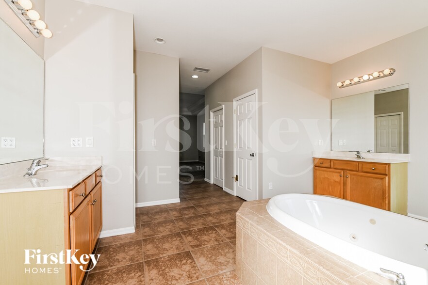 Building Photo - 2017 NE 19th Terrace