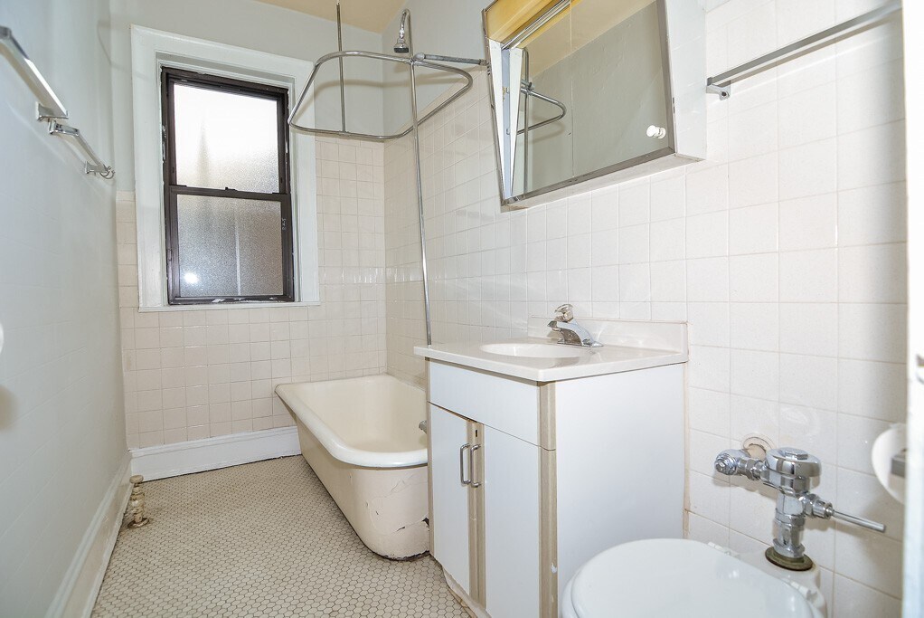 Building Photo - 1451 W Byron St