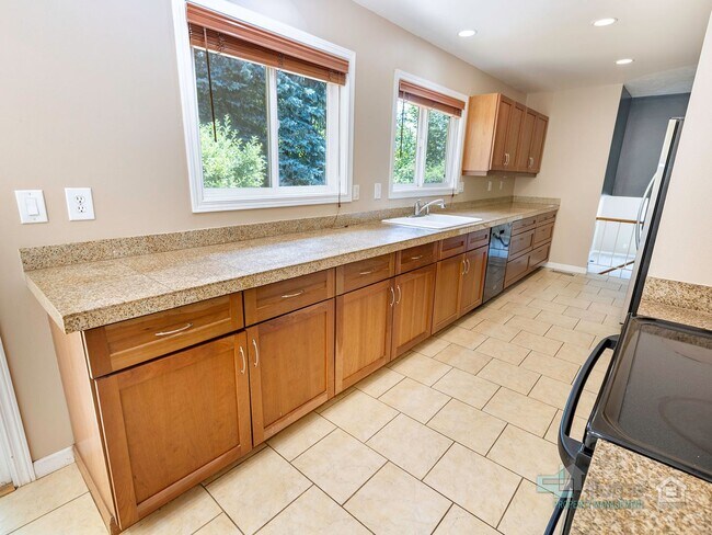 Building Photo - Beautiful 4 Bedroom Home