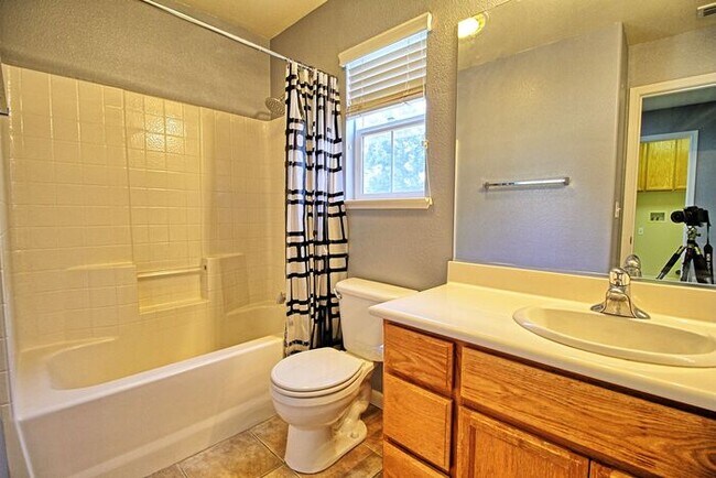 Building Photo - Lovely, Hidden Lake 4 bedroom, 2.5 bathroo...