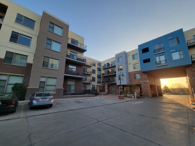Building Photo - Luxury, Spacious 1 bedroom Apartment in Boulder at the Famous Peloton