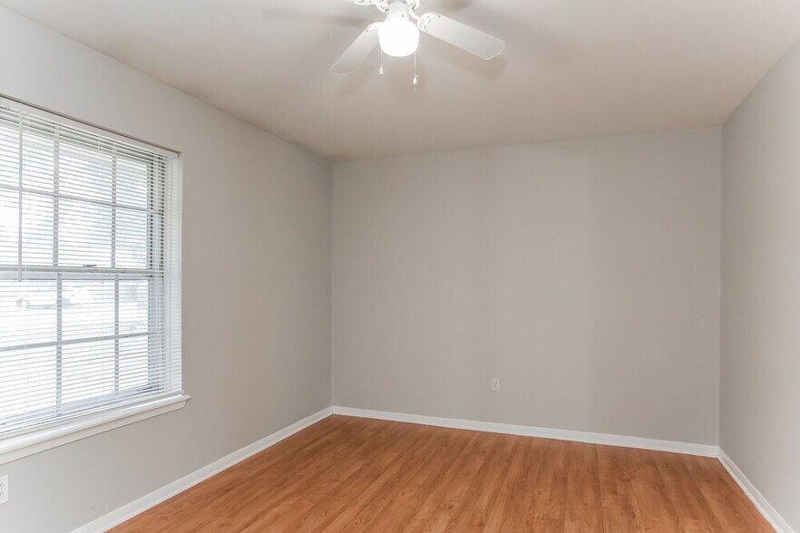 Building Photo - 200 Montrose Cir