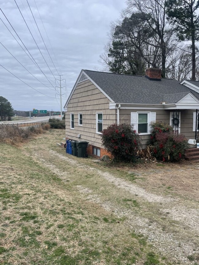 Building Photo - One bedroom one bathroom