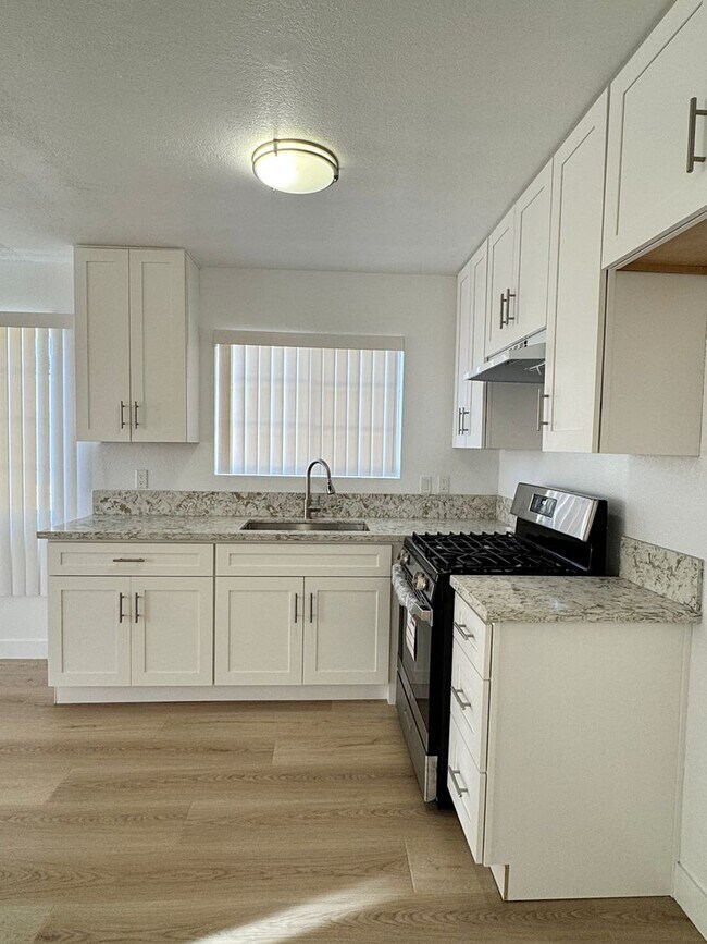 Building Photo - Bright Upstairs 2-Bedroom Apartment in Prime Long Beach Location