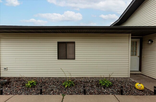 Building Photo - 2911 Edgewood Dr