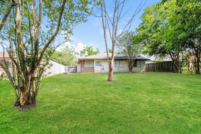 Building Photo - 4427 Ravine Dr