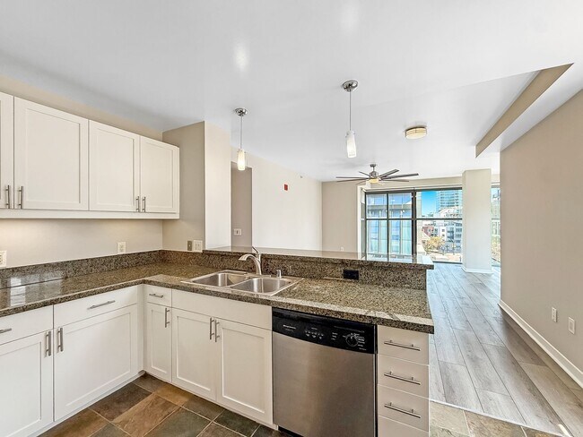 Building Photo - Beautiful 2B/2BA Downtown Corner Unit Cond...
