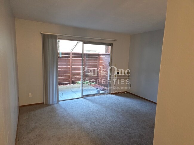 Building Photo - Great 1 bedroom ground floor condo.