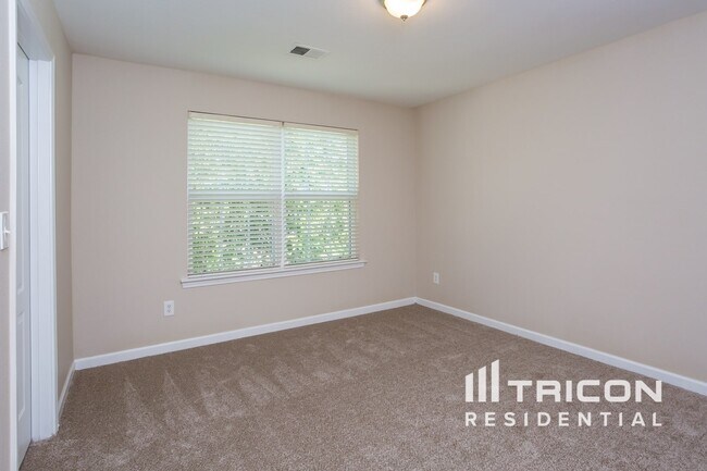 Building Photo - 130 Creek Way