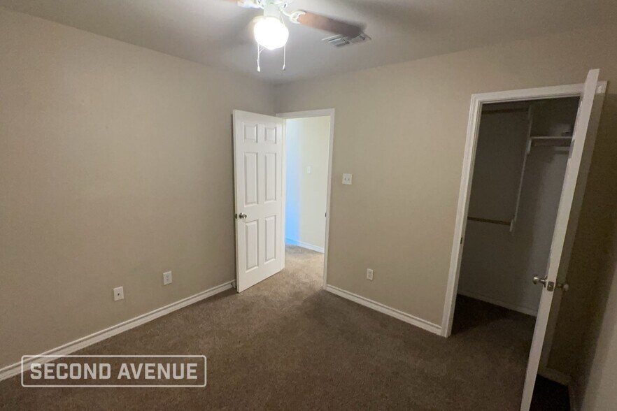 Building Photo - 1011 Forest Oak Dr